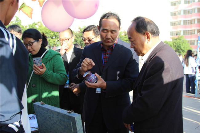 李院长与何书记查看学生售卖的华宁陶器