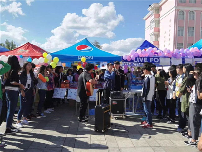 唱歌促销吸引了众多同学