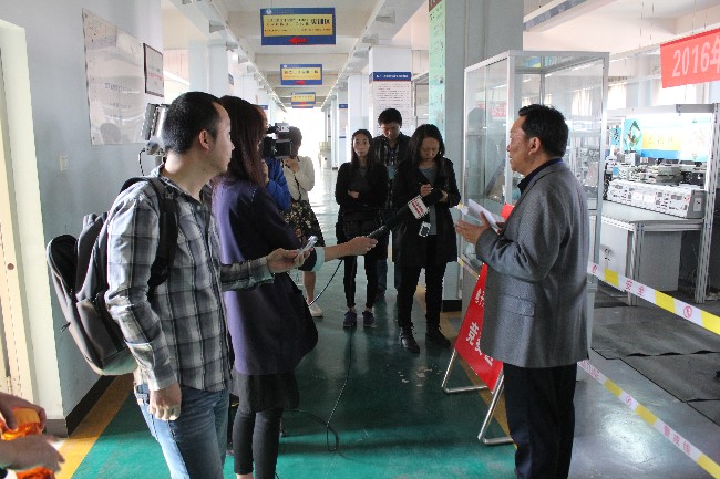 柏副院长接受采访