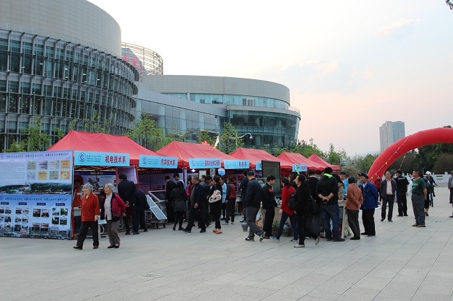 学校展位吸引众多参赛院校师生和市民观赏