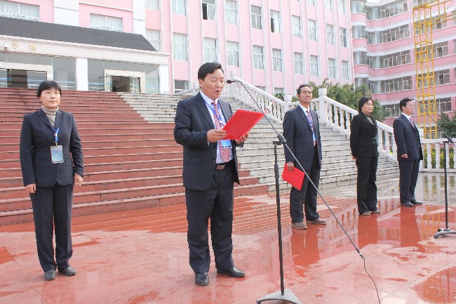 副院长柏家渭主持会议并宣读学院表彰决定